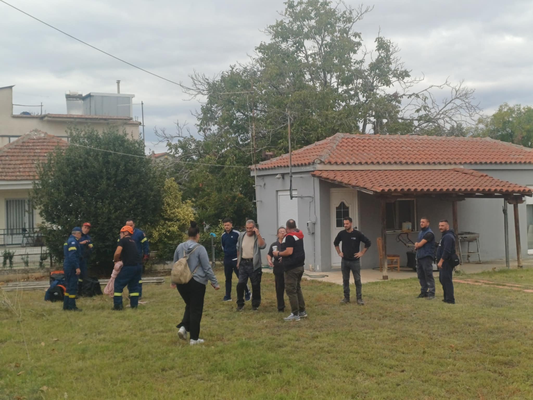 Κούρευε το γκαζόν του σπιτιού στη Νίκαια και βρέθηκε σε φρεάτιο 4 μέτρων